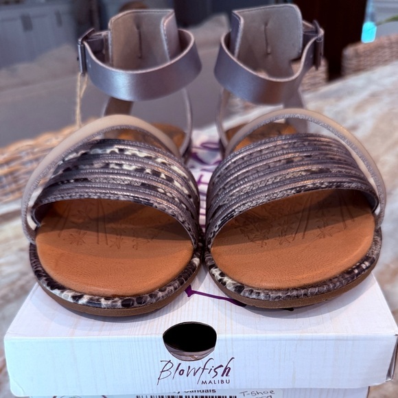 NIB Women’s BLOWFISH Rosey sandals- smoke multi/pewter color. Size 9 - Picture 4 of 8